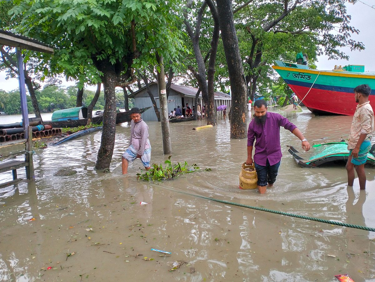 বৃষ্টি ও জোয়ারের পানিতে প্লাবিত হয়েছে লক্ষ্মীপুর সদর উপজেলার মজু চৌধুরীর হাট এলাকা। গতকাল বৃহস্পতিবার বিকেলে তোলা