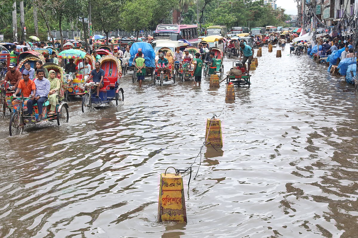 মিরপুর রোডে ধানমন্ডি হকার্স মার্কেটের সামনে পানি জমে ছিল শুক্রবার বিকেল অবধি