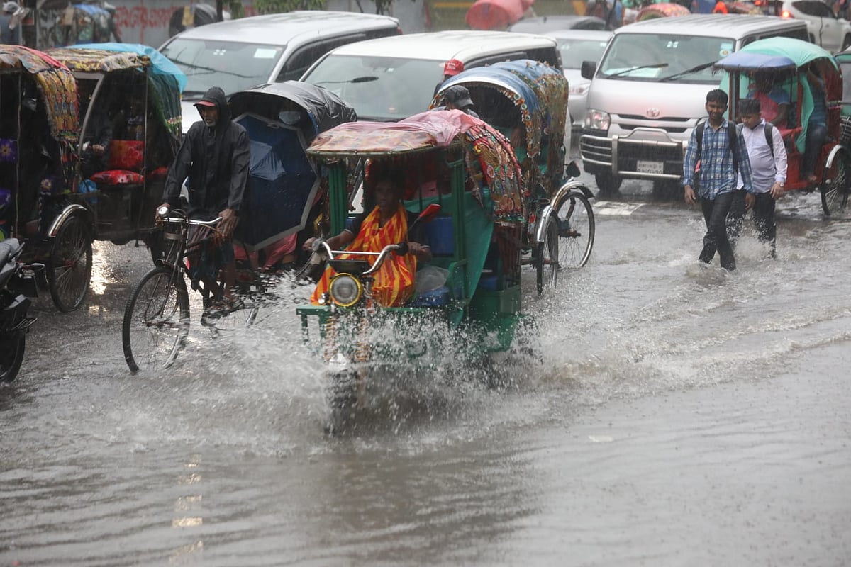 বৃহস্পতিবার দিনভর বৃষ্টিতে রাজধানীর মতিঝিল এলাকায় ছিল জলাবদ্ধতা ও যানজট। এতে বিপাকে পড়েন চলাচলকারীরা