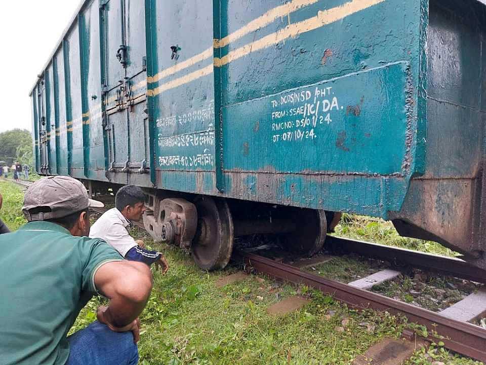 ময়মনসিংহ নগরের শম্ভুগঞ্জে চট্টগ্রামগামী ময়মনসিংহ এক্সপ্রেস ট্রেনের লাইনচ্যুত বগি। আজ শুক্রবার সকালে