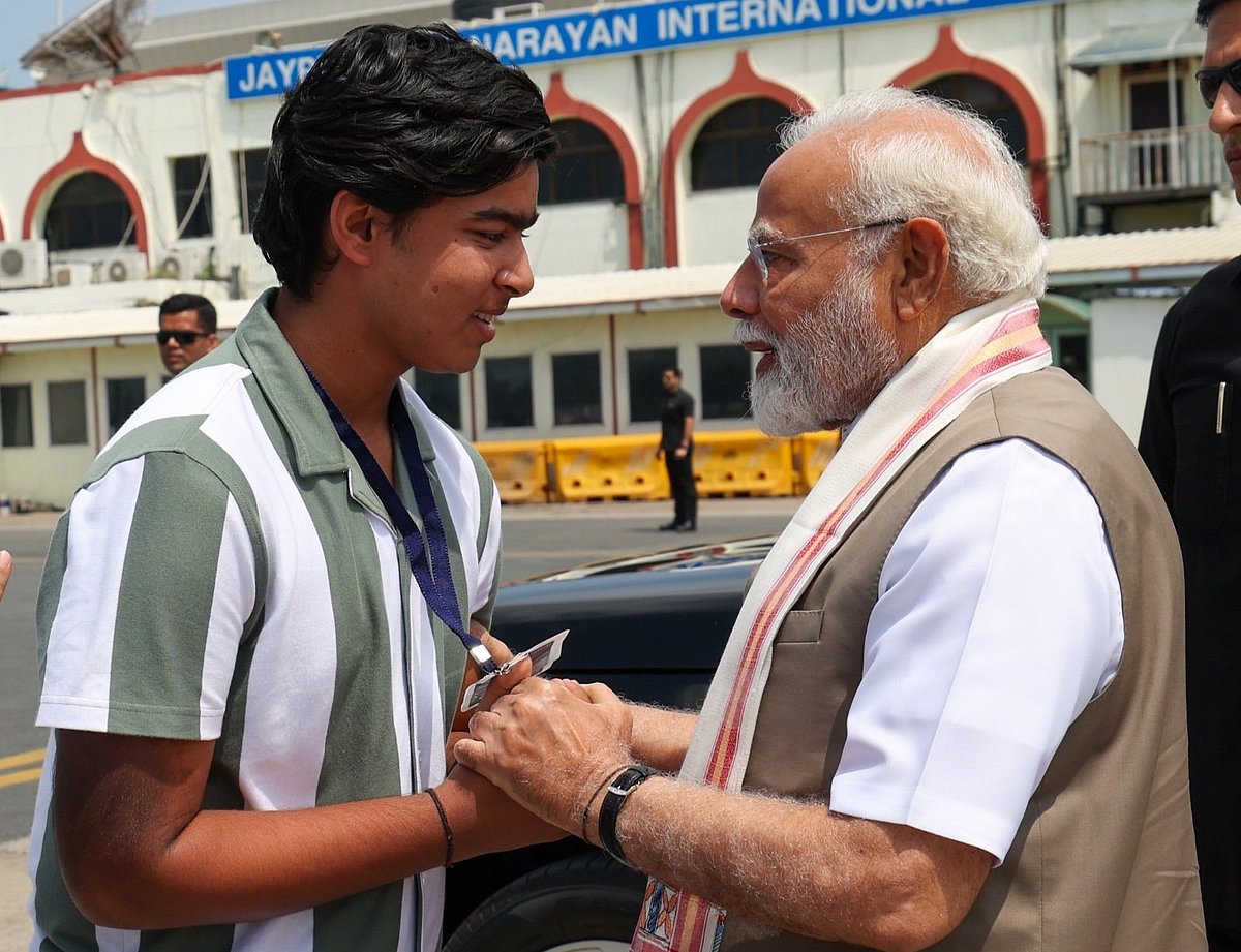 পাটনা বিমানবন্দরে ভারতের প্রধানমন্ত্রী নরেন্দ্র মোদির সঙ্গে উদীয়মান ক্রিকেটার বৈভব সূর্যবংশী