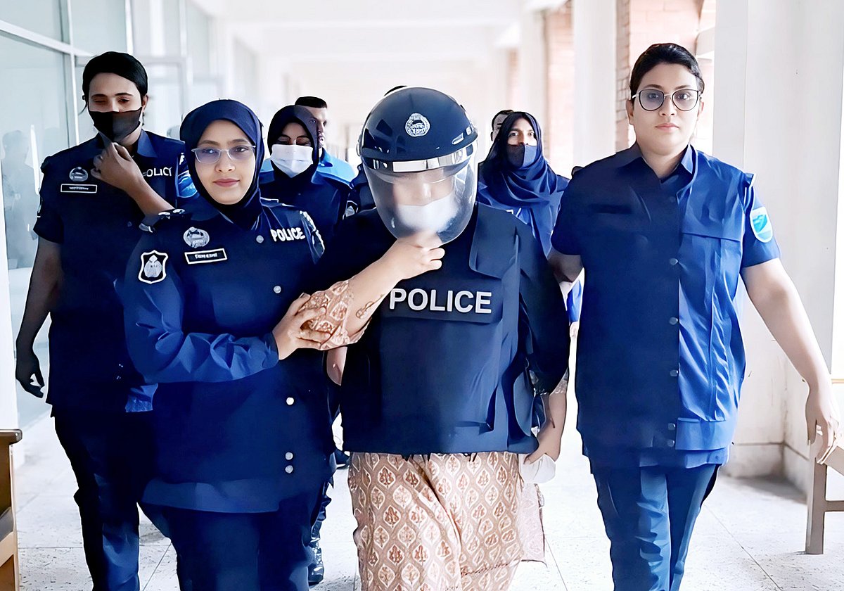 মানিকগঞ্জে হত্যা মামলায় রিমান্ড শেষে সাবেক সংসদ সদস্য কণ্ঠশিল্পী মমতাজ বেগমকে আদালতে তোলা হয়। আজ শুক্রবার দুপুরে সিনিয়র জুডিশিয়াল ম্যাজিস্ট্রেট আদালতে