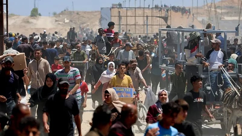 অবরোধ শিথিল হওয়ার পর খাবারের জন্য ফিলিস্তিনিরা গাজার হিউম্যানিটারিয়ান ফাউন্ডেশন পরিচালিত সাহায্য বিতরণ কেন্দ্রগুলোতে ভিড় জমায়