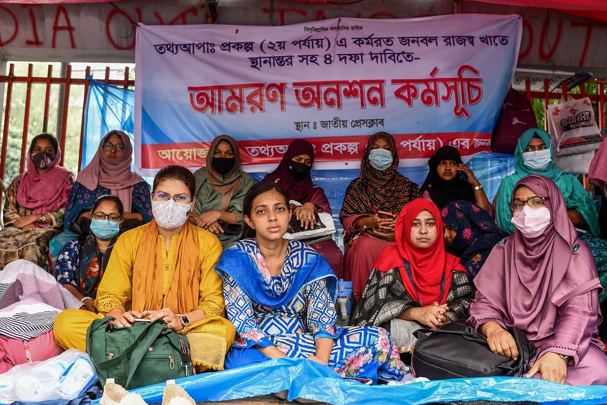 ‘তথ্য আপা প্রকল্পের’ কর্মীরা জাতীয় প্রেসক্লাবের সামনে কয়েক দিন ধরে আমরণ অনশন কর্মসূচি পালন করছেন। ছবিটি ৩০ মে তোলা