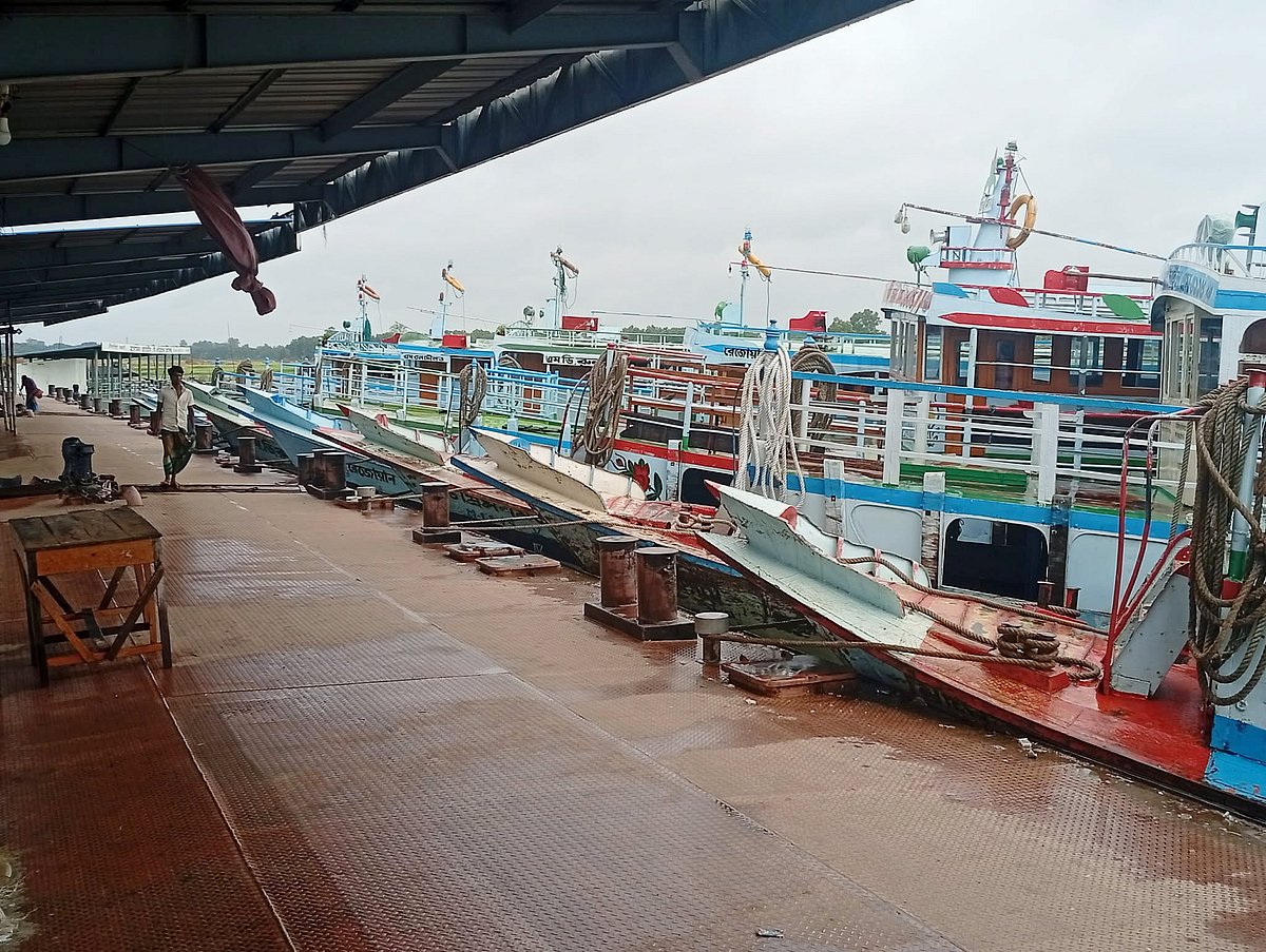 বৈরী আবহাওয়ায় দৌলতদিয়া-পাটুরিয়া ও আরিচা-কাজিরহাট নৌপথে লঞ্চ চলাচল বন্ধ। দৌলতদিয়া ঘাটের পন্টুনে সারিবদ্ধভাবে বেঁধে রাখা হয়েছে লঞ্চ। শুক্রবার সকালে
