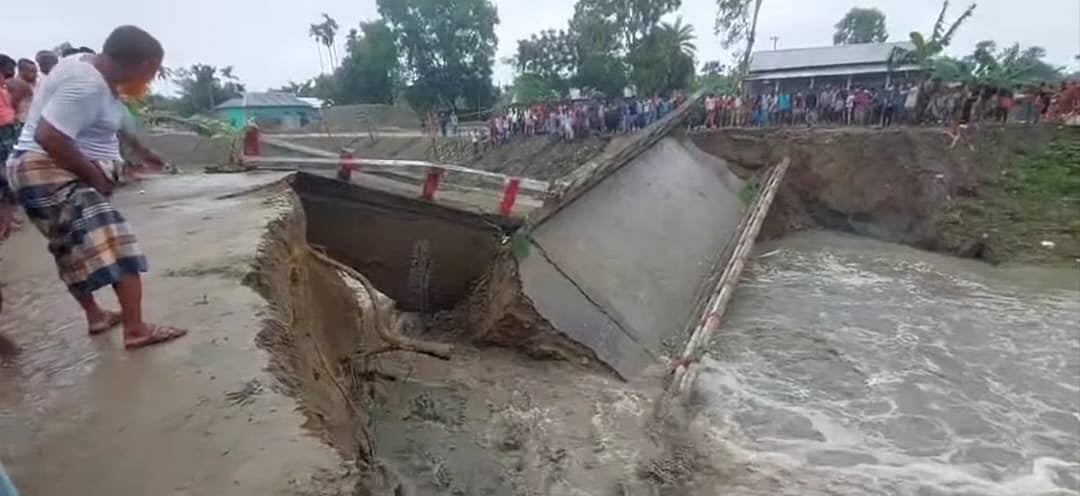 ময়মনসিংহের মুক্তাগাছায় আইমন নদী খননের ফলে পানিপ্রবাহ বৃদ্ধি পাওয়ায় ভেঙে গেছে সেতু।  এতে যোগাযোগ বিচ্ছিন্ন হয়ে পড়েছে ১৫টি গ্রামের মানুষ। শুক্রবার সকালে