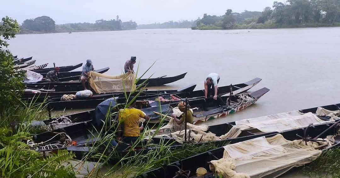 হাটহাজারীর গড়দোয়ারা ইউনিয়নের নয়াহাট এলাকায় ডিম সংগ্রহ চলছে৷ আজ সকালে তোলা