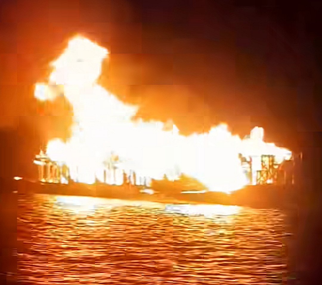 হাউস বোট আগুন জ্বলছে। শুক্রবার রাতে সুনামগঞ্জের টাঙ্গুয়ার হাওরে