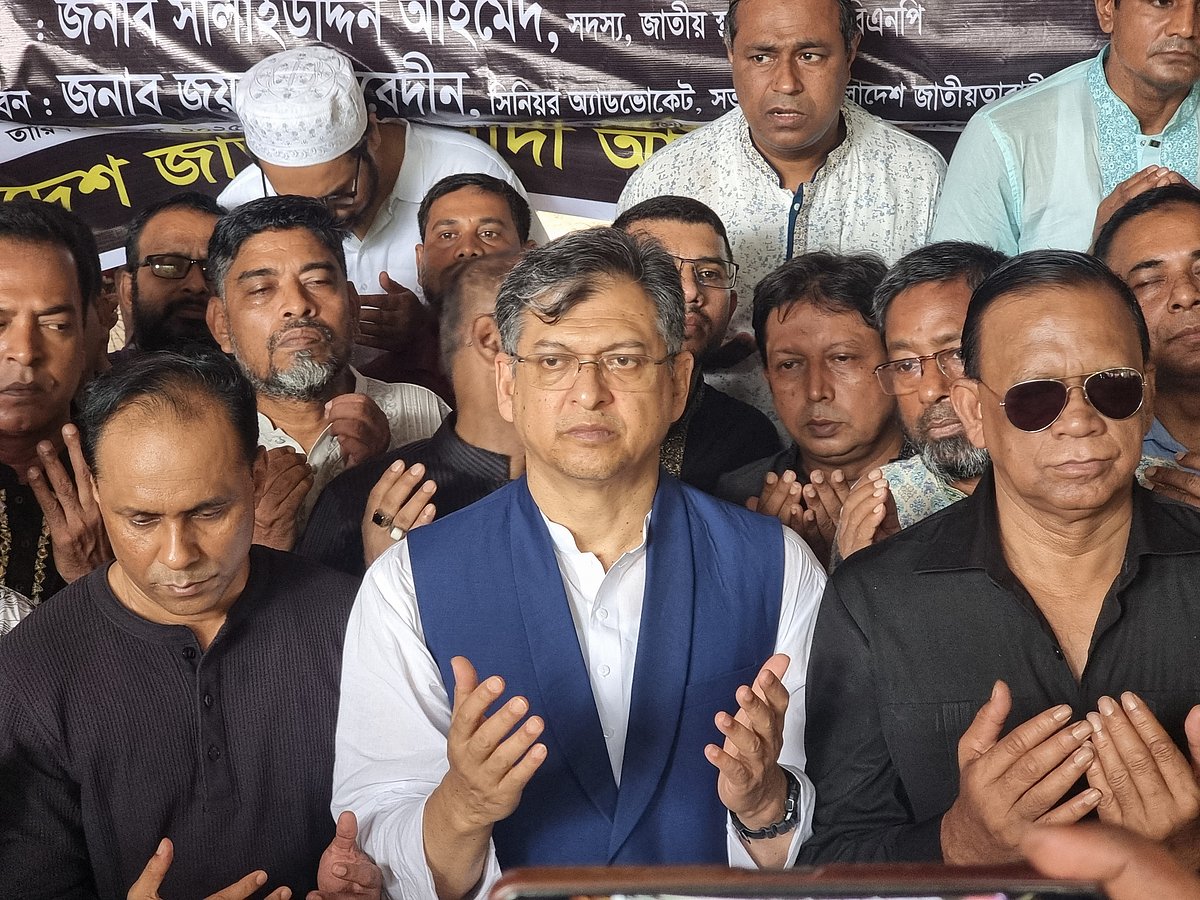 শহীদ প্রেসিডেন্ট জিয়াউর রহমানের ৪৪তম শাহাদাতবার্ষিকী উপলক্ষে দুস্থ ও অসহায়দের মধ্যে তবারক বিতরণ অনুষ্ঠানে বিএনপি নেতা  সালাউদ্দিন আহমেদ। আজ শুক্রবার দুপুরে হাইকোর্টের মাজারগেট এলাকায়