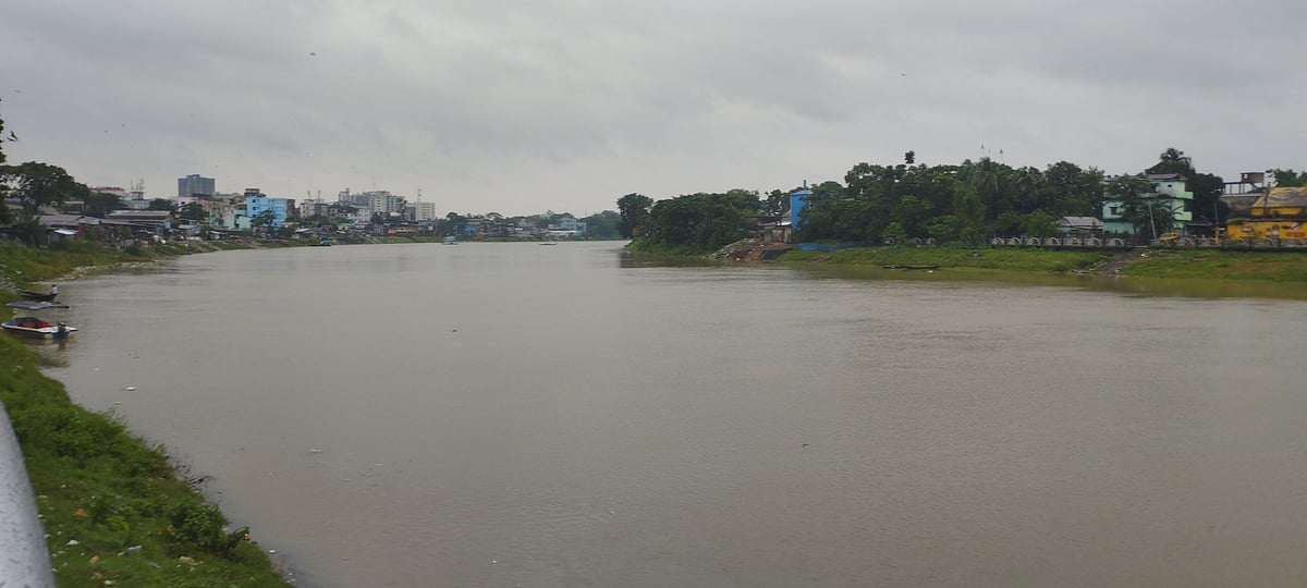 ‌সিলেটে টানা বৃ‌ষ্টি ও পাহা‌ড়ি ঢলে সুরমা নদীর পা‌নি বৃ‌দ্ধি পেয়েছে। শুক্রবার বিকেলে কিন‌ব্রিজ এলাকায়