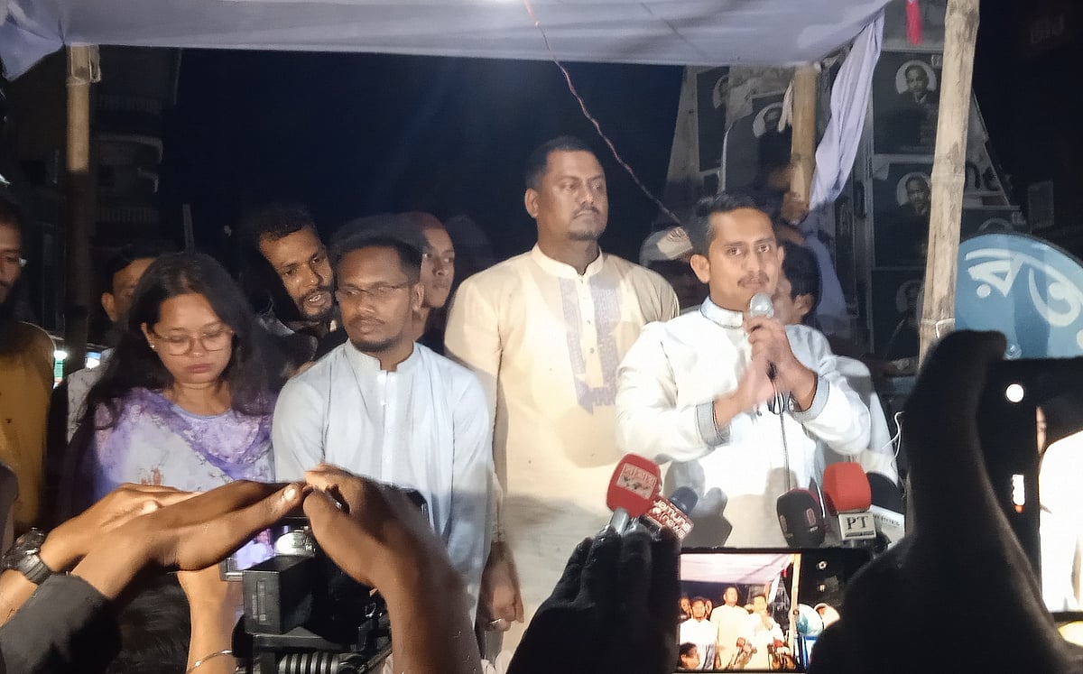 লালমনিরহাটের পাঁচ উপজেলায় গতকাল বৃহস্পতিবার পথসভা করে জাতীয় নাগরিক পার্টি (এনসিপি)। রাত ১০টার দিকে সদর উপজেলায় পথসভার শেষ পর্যায়ে বক্তব্য দেন দলের মুখ্য সংগঠক সারজিস আলম