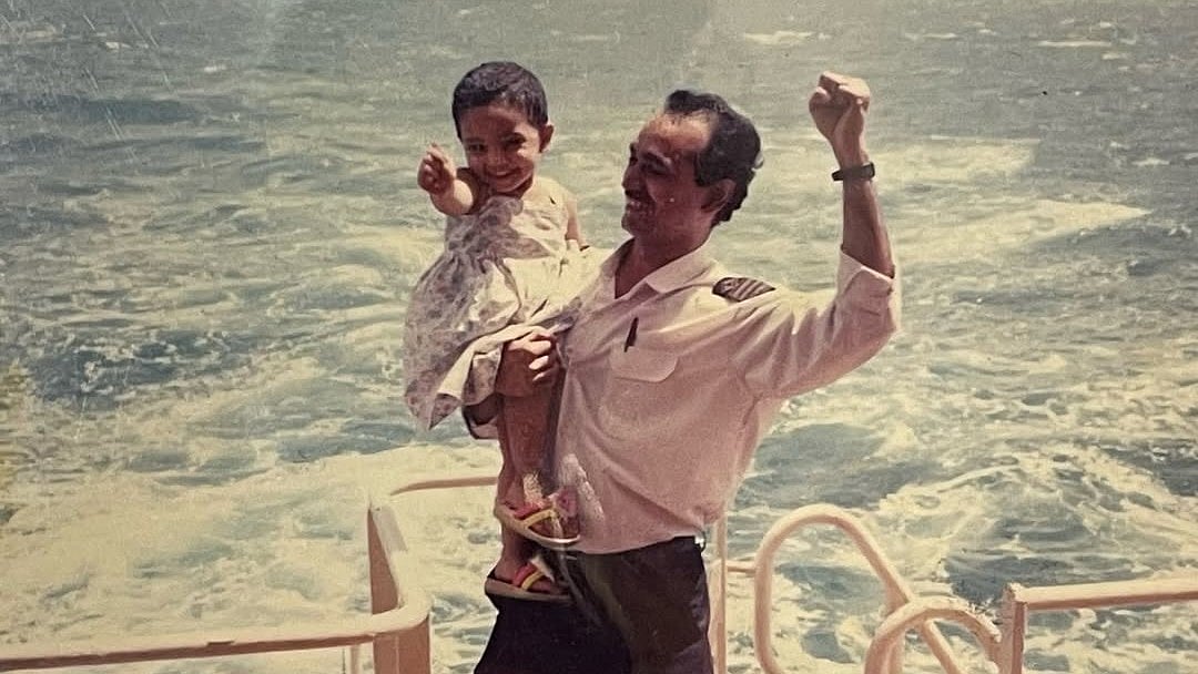 বাবার কোলে থাকা এই শিশু এখন আলোচিত তারকা। অভিনেত্রীর ইনস্টাগ্রাম থেকে