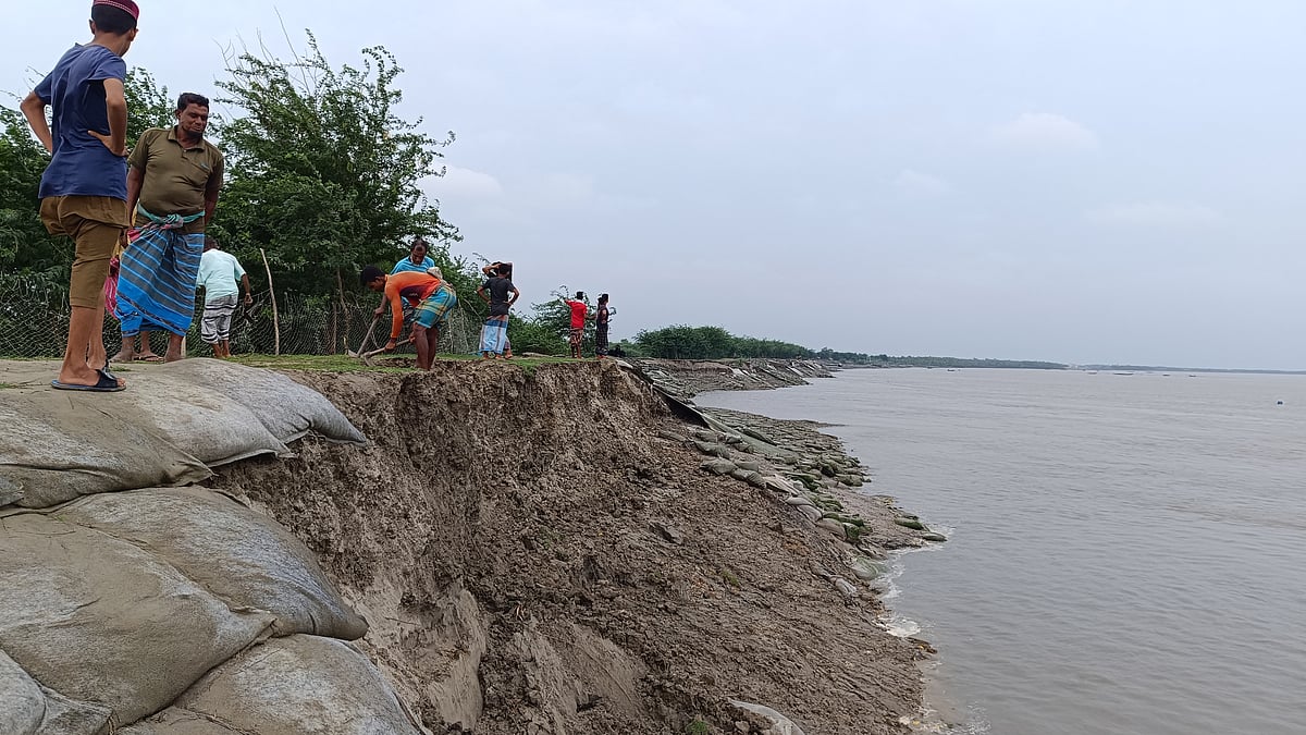 খুলনার কয়রা উপজেলার হরিণখোলা এলাকায় কপোতাক্ষ নদের বেড়িবাঁধ ধসে গেছে। আজ শুক্রবার সকালে