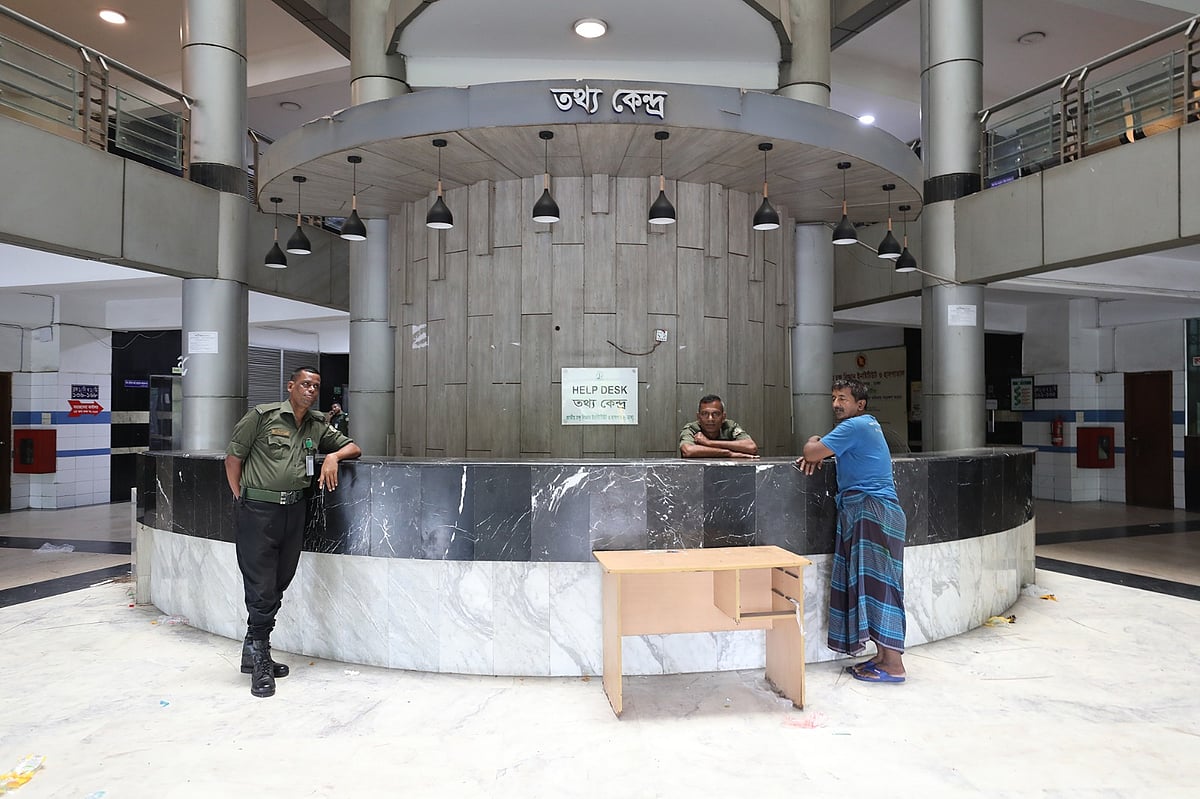 গত বুধবার সকাল থেকে জাতীয় চক্ষুবিজ্ঞান ইনস্টিটিউট ও হাসপাতালে অচলাবস্থা চলছে। ছবিটি গতকাল বৃহস্পতিবারের