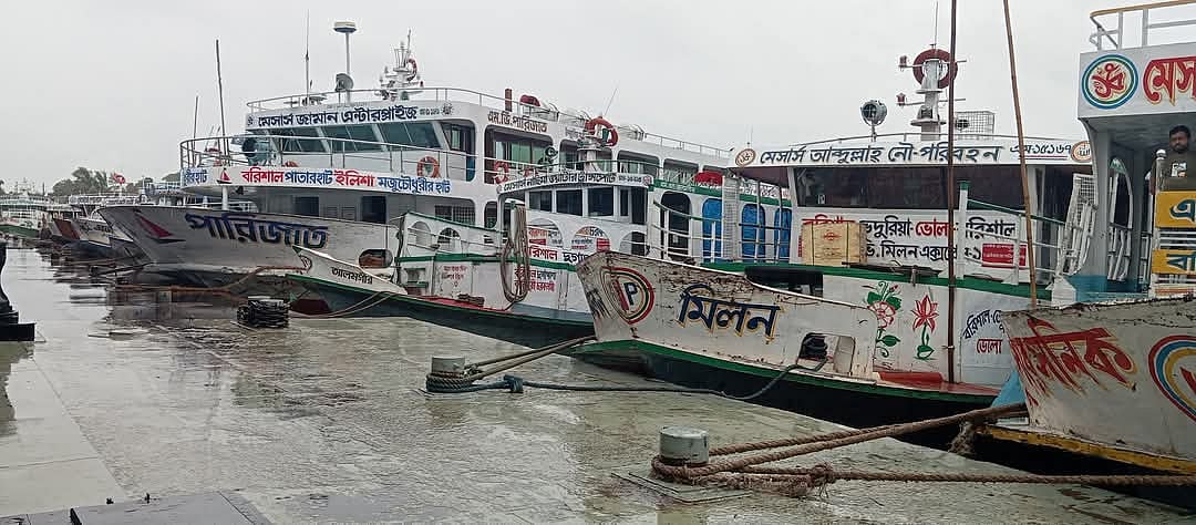বঙ্গোপসাগের সৃষ্ট গভীর নিম্নচাপের প্রভাবে সৃষ্ট দুর্যোগপূর্ণ আবহাওয়ায় বরিশালের অভ্যন্তরীণ ও দূরপাল্লার লঞ্চ চলাচল দ্বিতীয় দিনের মতো বন্ধ রাখা হয়েছে। গতকাল দুপুরে বরিশাল নদীবন্দরে