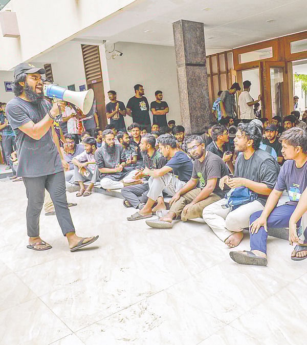 কুয়েটের নিয়মিত শিক্ষা কার্যক্রম চালুসহ ৩ দফা দাবিতে শিক্ষার্থীদের প্রশাসনিক ভবনের নিচে অবস্থান