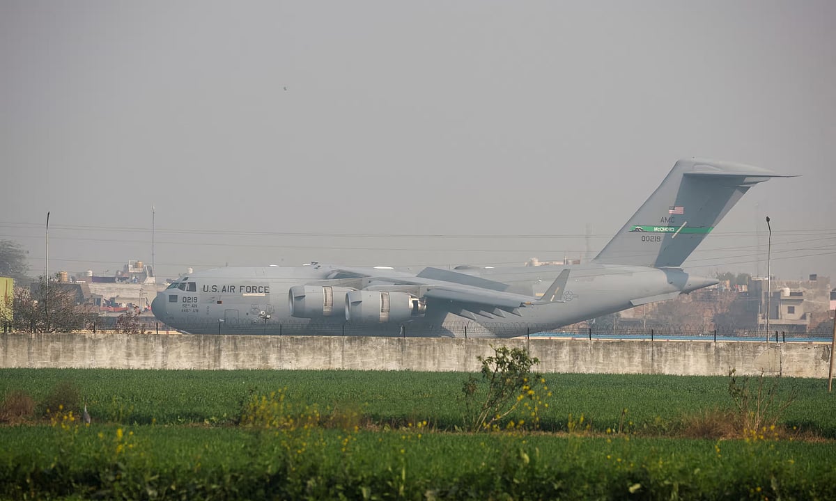 টেক্সাস থেকে ১০৪ জন ভারতীয় নাগরিক নিয়ে অমৃতসরে অবতরণ করে যুক্তরাষ্ট্রের সামরিক উড়োজাহাজ সি-১৭। ৫ ফেব্রুয়ারি ২০২৫