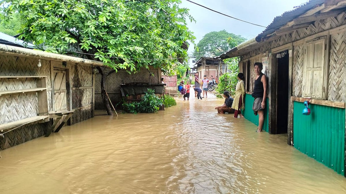 বান্দরবানে টানা বৃষ্টিতে তলিয়ে গেছে নিম্নাঞ্চল। ডুবে গেছে ঘরবাড়ি। আজ বেলা ১১টার দিকে বালাঘাটার আমবাগান এলাকায়