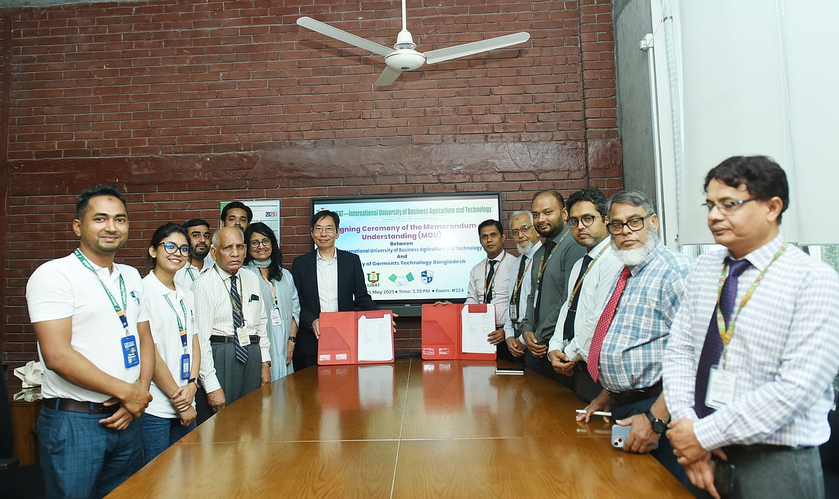 আইইউবিএটির কলেজ অব বিজনেস অ্যাডমিনিস্ট্রেশনের ডিন মোজাফফর আলম চৌধুরী ও একাডেমি অব গার্মেন্টস টেকনোলজি বাংলাদেশের স্ট্র্যাটেজিক পার্টনার হেনরি সু নিজ নিজ প্রতিষ্ঠানের পক্ষে সমঝোতা স্মারকে স্বাক্ষর করেন