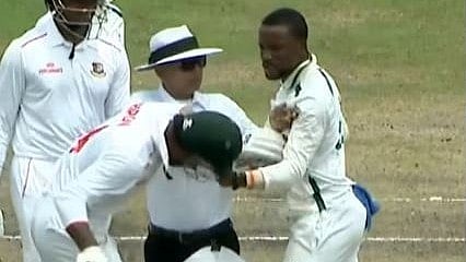 রিপনের হেলমেট ধরে টান দেন এনতুলি