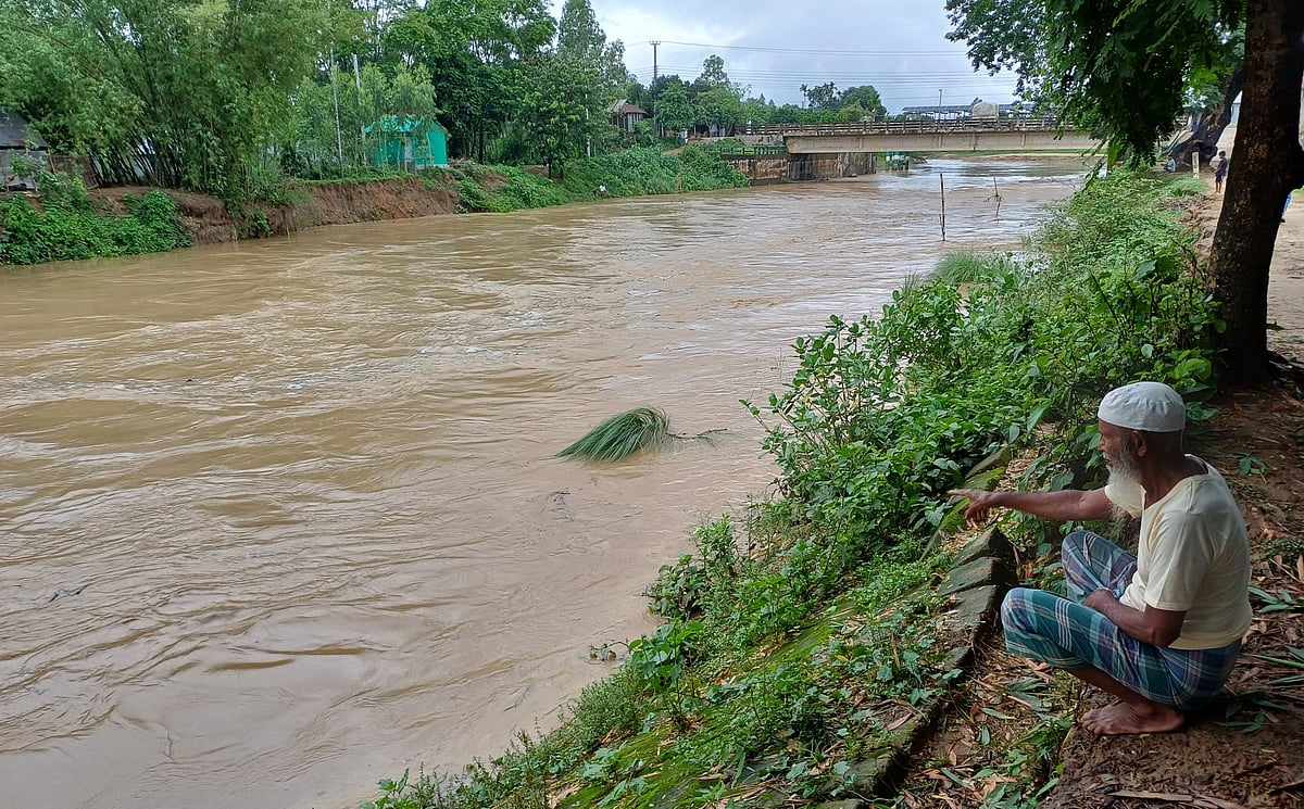 বৃ‌ষ্টি ও উজান থে‌কে নে‌মে আসা ঢ‌লে নদ-নদীর পা‌নি বৃ‌দ্ধি পে‌য়ে‌ছে। আজ শুক্রবার দুপুর সা‌ড়ে ১২টার দি‌কে শেরপুরের না‌লিতাবাড়ীর চেল্লাখালী নদীর সন্ন‌্যা‌সীভিটা এলাকায়