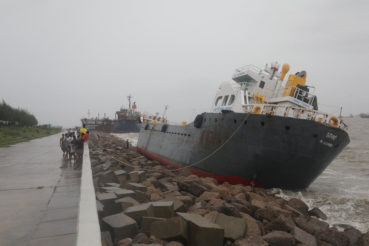 ঝোড়ো হাওয়া ও প্রবল জোয়ারের তোড়ে উপকূলে আটকে গেছে একটি জাহাজ। আজ দুপুরে পতেঙ্গা সমুদ্র সৈকতের চরপাড়া ঘাট থেকে তোলা
