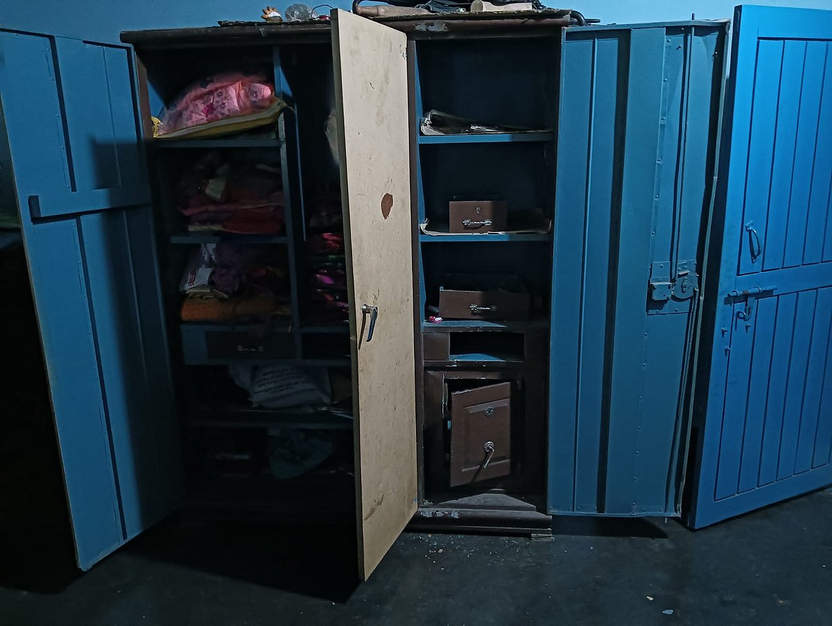 ডাকাতেরা স্বজনদের বেঁধে আলমারির তালা ভেঙে টাকা ও স্বর্ণালংকার লুট করে নিয়ে যায়। বৃহস্পতিবার সকালে তারাগঞ্জের প্রামাণিকপাড়া গ্রামে