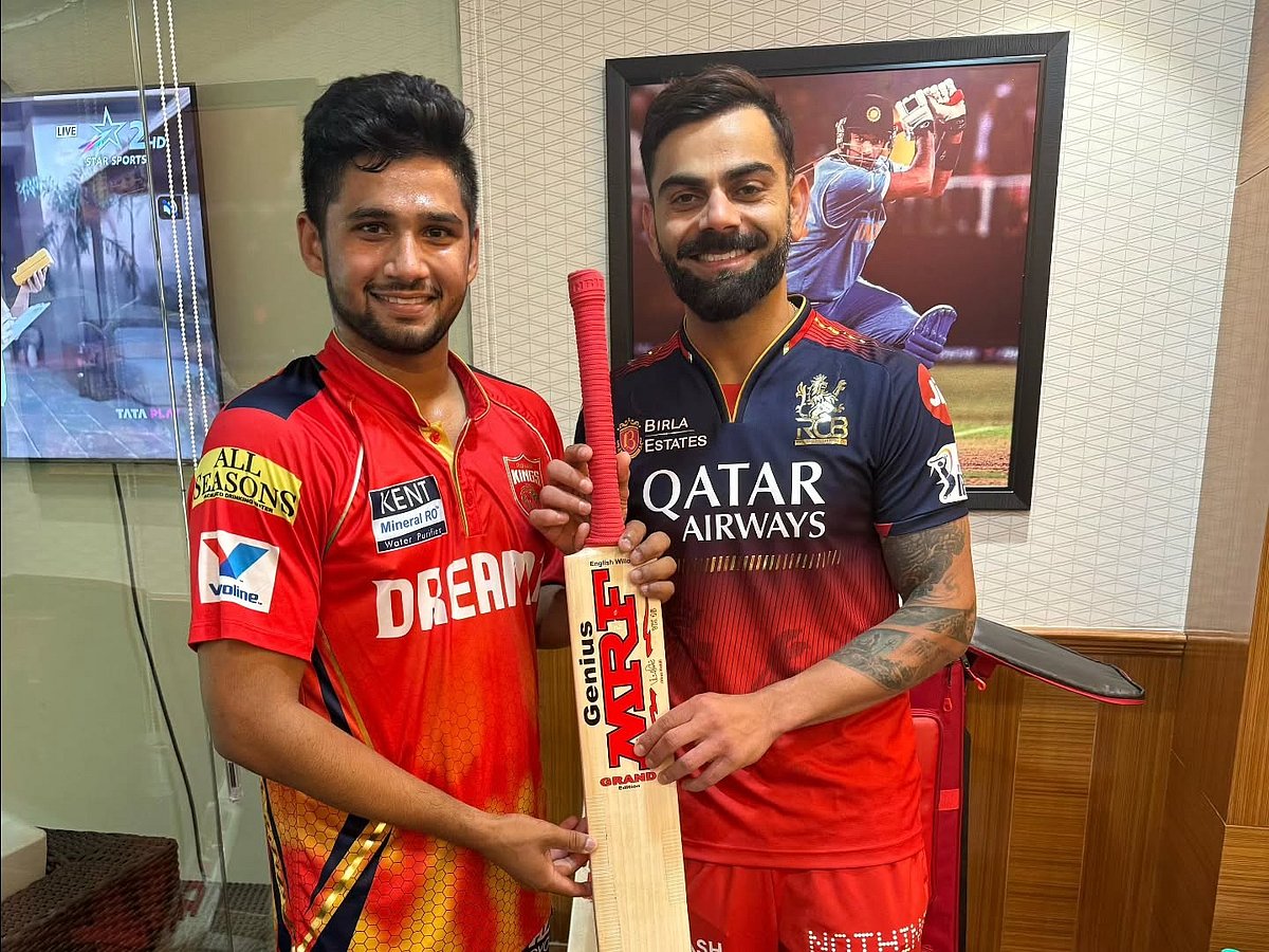 ছবিটি পুরোনো। কোহলি মুশিরকে ব্যাট উপহার দিচ্ছেন।