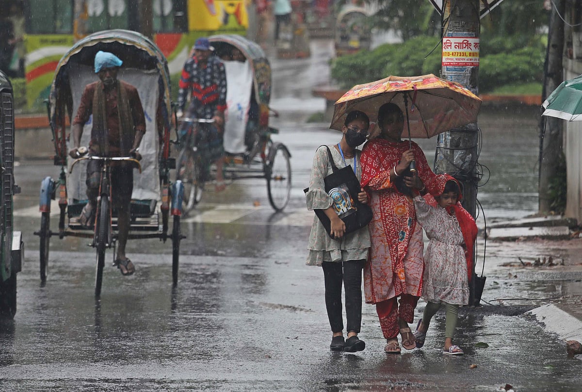 বঙ্গোপসাগরে সৃষ্টি হওয়া গভীর নিম্নচাপের কারণে চট্টগ্রামে অব্যাহত রয়েছে বৃষ্টিপাত। জরুরি প্রয়োজনে ঘর থেকে বের হওয়া মানুষ বৃষ্টির কারণে ভোগান্তিতে পড়ছেন। আজ সকালে নগরের প্রবর্তক মোড়ে