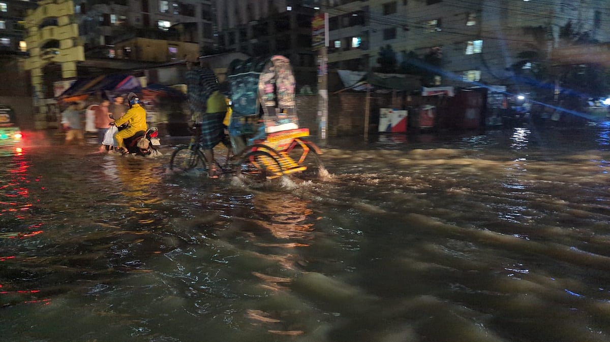 ভারী বৃষ্টিতে তলিয়ে গেছে চট্টগ্রাম নগরের কাতালগঞ্জ এলাকায় সড়ক। আজ সন্ধ্যায় তোলা