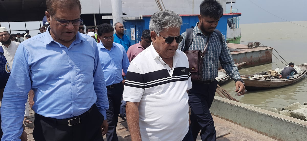 জলোচ্ছ্বাসে ক্ষতিগ্রস্ত ভোলাবাসীকে ত্রাণ সহায়তা দিতে আজ বেলা একটার দিকে ঢাকা থেকে কার্নিভ্যাল ক্রুজে করে ভোলার ইলিশা ফেরিঘাটে পৌঁছান নৌপরিবহন উপদেষ্টা এম সাখাওয়াত হোসেন