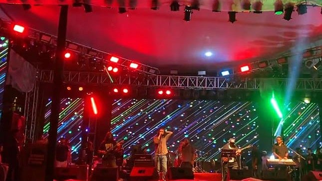 শিরোনামহীনের পারফরম্যান্স দিয়ে শুরু হয় কনসার্ট। ভিডিও থেকে