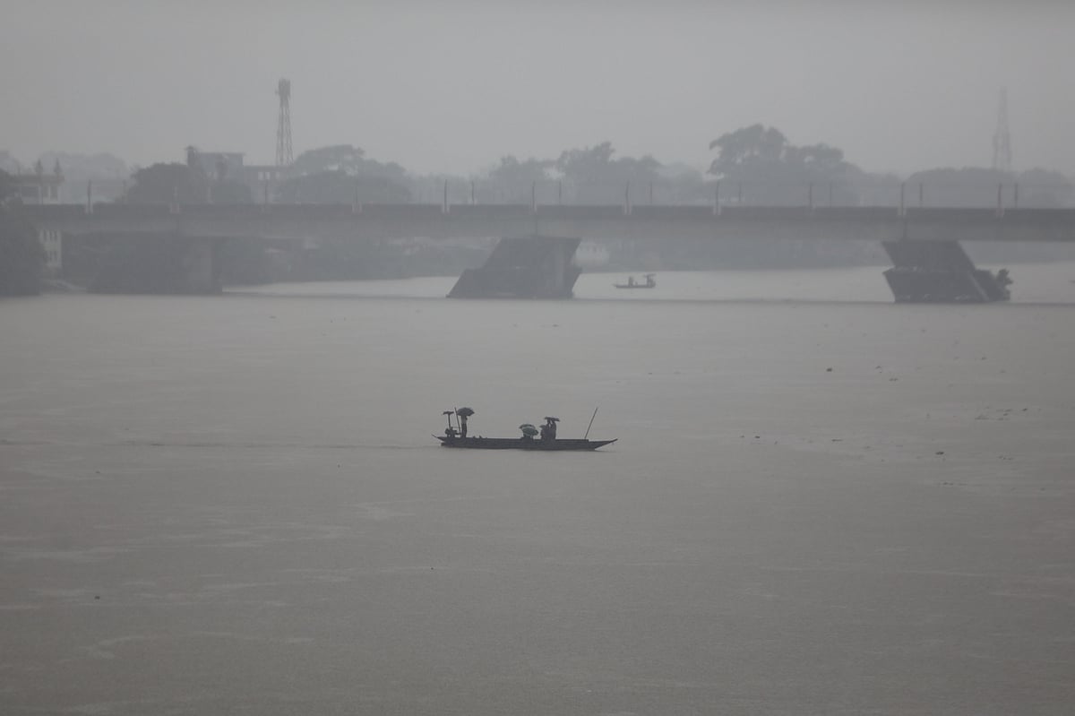 ভারী বৃষ্টি ও পাহাড়ি ঢলে বেড়েছে সুরমা নদীর পানি। আজ সকালে সিলেটের কাজীরবাজার এলাকায়