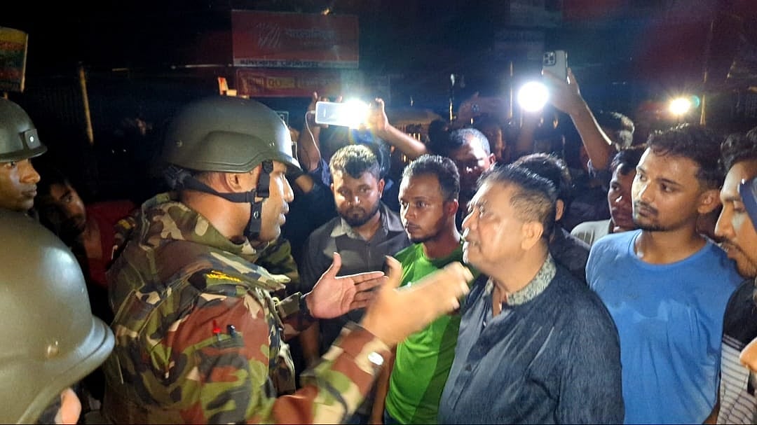 মারধর ও হামলার প্রতিবাদে ফরিদপুরের নগরকান্দায় সড়ক অবরোধ করেন বৈষম্যবিরোধী ছাত্র আন্দোলনের নেতা–কর্মীরা। গতকাল শুক্রবার ঢাকা-বরিশাল মহাসড়কের ভবুকদিয়া এলাকায়