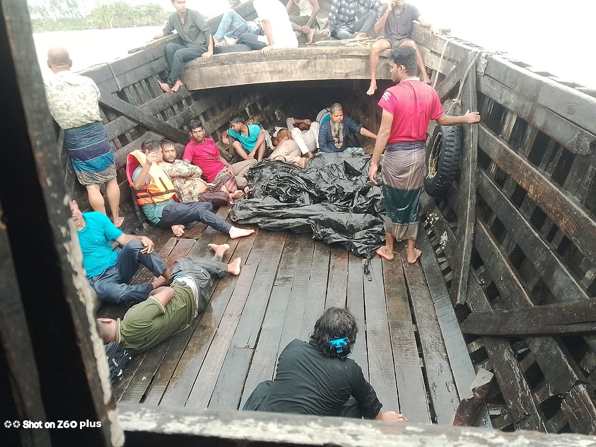 নোয়াখালীর হাতিয়ার মেঘনায় ট্রলার ডুবির পর উদ্ধার হওয়া যাত্রীরা