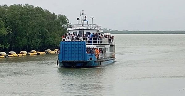 কক্সবাজারের নুনিয়াছড়া ঘাট থেকে যাত্রী নিয়ে মহেশখালীর জেটিতে ভিড়ছে সি–ট্রাকটি। আজ সকাল নয়টায়