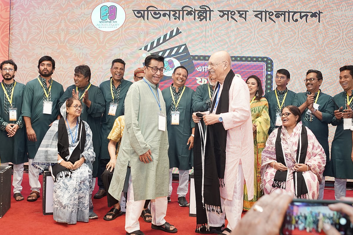 অনুষ্ঠানে কার্যনির্বাহী পরিষদের সাত উপদেষ্টা—দিলারা জামান, আবুল হায়াত, মামুনুর রশীদ, ডলি জহুর, খায়রুল আলম সবুজ, তৌকীর আহমেদ ও আহসান হাবিব নাসিমকে উত্তরীয় পরিয়ে দেন অভিনেতা ও নির্মাতা শহীদুজ্জামান সেলিম