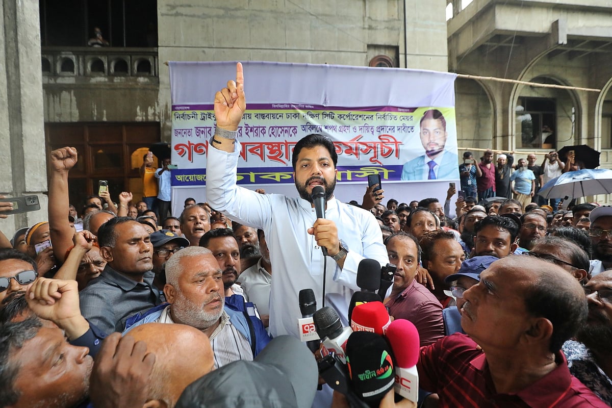 নগরভবনে অবস্থান কর্মসূচি পালন করা সমর্থকদের সামনে বক্তব্য দিচ্ছেন ইশরাক হোসেন।