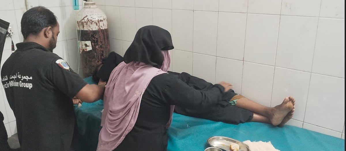 সিলেটের দক্ষিণ সুরমা উপজেলা স্বাস্থ্য কমপ্লেক্সের জরুরি বিভাগে ওয়ার্ডবয় এক রোগীর ড্রেসিং করান