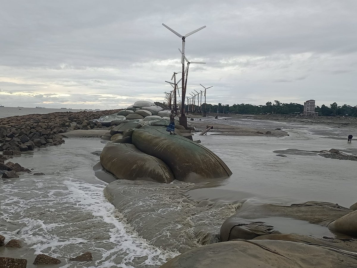 নিম্নচাপের প্রভাবে সৃষ্ট প্রবল জোয়ারে বিধ্বস্ত হয়েছে কক্সবাজারের কুতুবদিয়ার বায়ু বিদ্যুৎ কেন্দ্র সংলগ্ন বেড়িবাঁধ। গতকাল বিকেলে তোলা