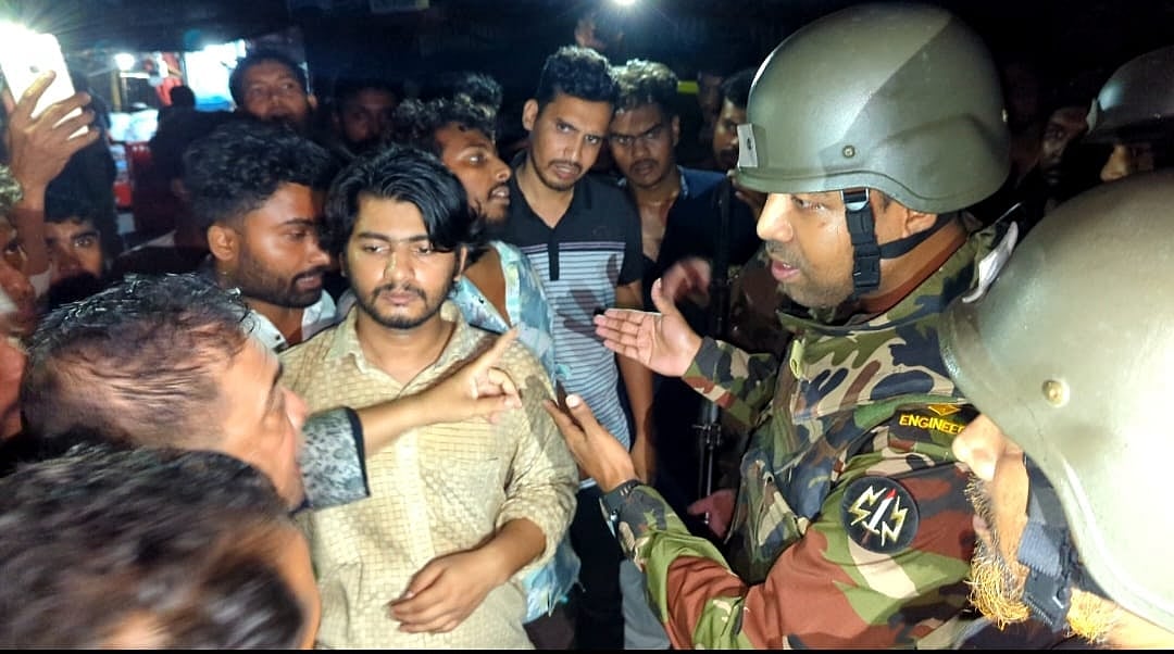 মারধর ও হামলার প্রতিবাদে ফরিদপুরের নগরকান্দায় সড়ক অবরোধ করেন বৈষম্যবিরোধী ছাত্র আন্দোলনের নেতা–কর্মীরা। গতকাল শুক্রবার ঢাকা-বরিশাল মহাসড়কের ভবুকদিয়া এলাকায়