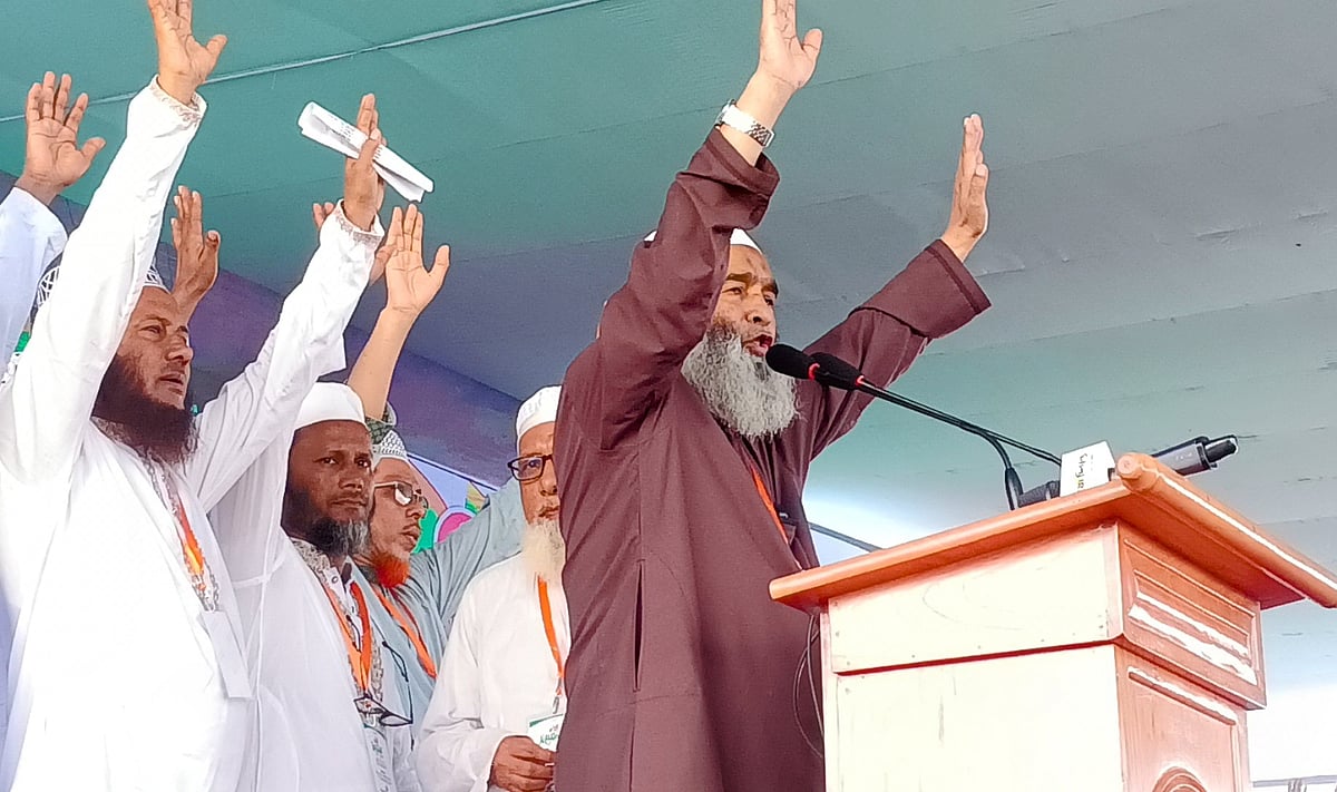 কিশোরগঞ্জ পুরাতন স্টেডিয়ামে জেলা জামায়াতের কর্মী সম্মেলনে প্রধান অতিথির বক্তব্যে বাংলাদেশ জামায়াতে ইসলামীর নায়েবে আমির ও সাবেক সংসদ সদস্য অধ্যাপক মুজিবুর রহমান। আজ শনিবার দুপুরে