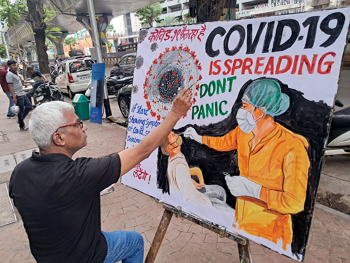 কোভিড-১৯ নিয়ে সচেতনতা বাড়াতে ছবি এঁকেছেন ‘গুরুকুল স্কুল অব আর্ট’-এর এক শিক্ষক। মুম্বাই, ২১ মে ২০২৫