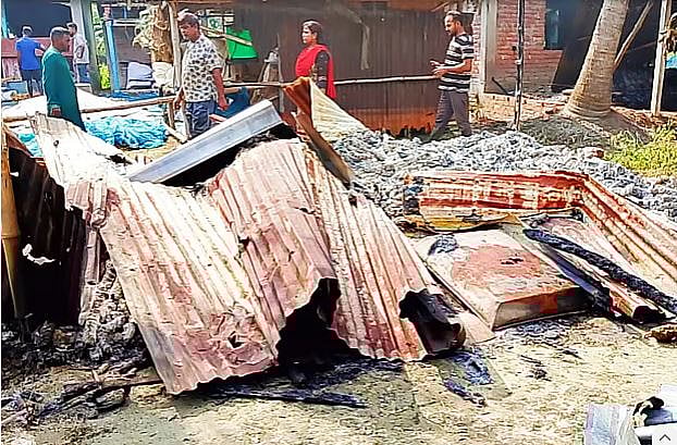 ডহর মশিয়াহাটি গ্রামে পাকা সড়ক–সংলগ্ন পুড়ে যাওয়া বাড়িগুলোতে যখন প্রবেশ করি, তখন তীব্র পোড়া গন্ধ টের পাওয়া যাচ্ছিল।