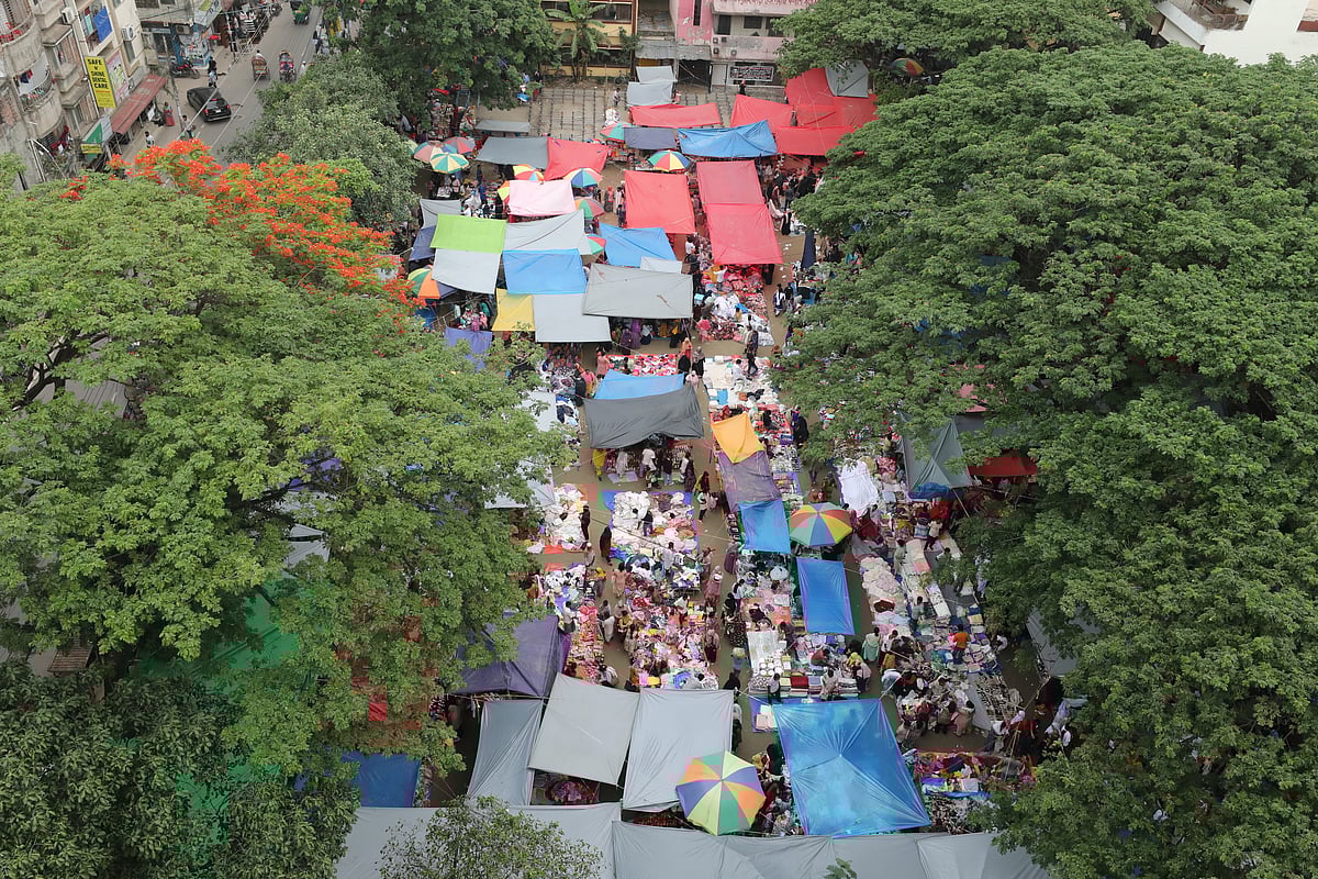 মাঠের চারপাশজুড়ে রয়েছে কড়াই, কৃষ্ণচূড়াগাছের সারি। সবুজ ছায়ায় মাঠজুড়ে চলছে বিকিকিনি। পাখির চোখে হলিডে মার্কেটকে গ্রামীণ হাট বলে মনে হয়। সম্প্রতি রাজধানীর মোহাম্মদপুরে সলিমুল্লাহ রোডে