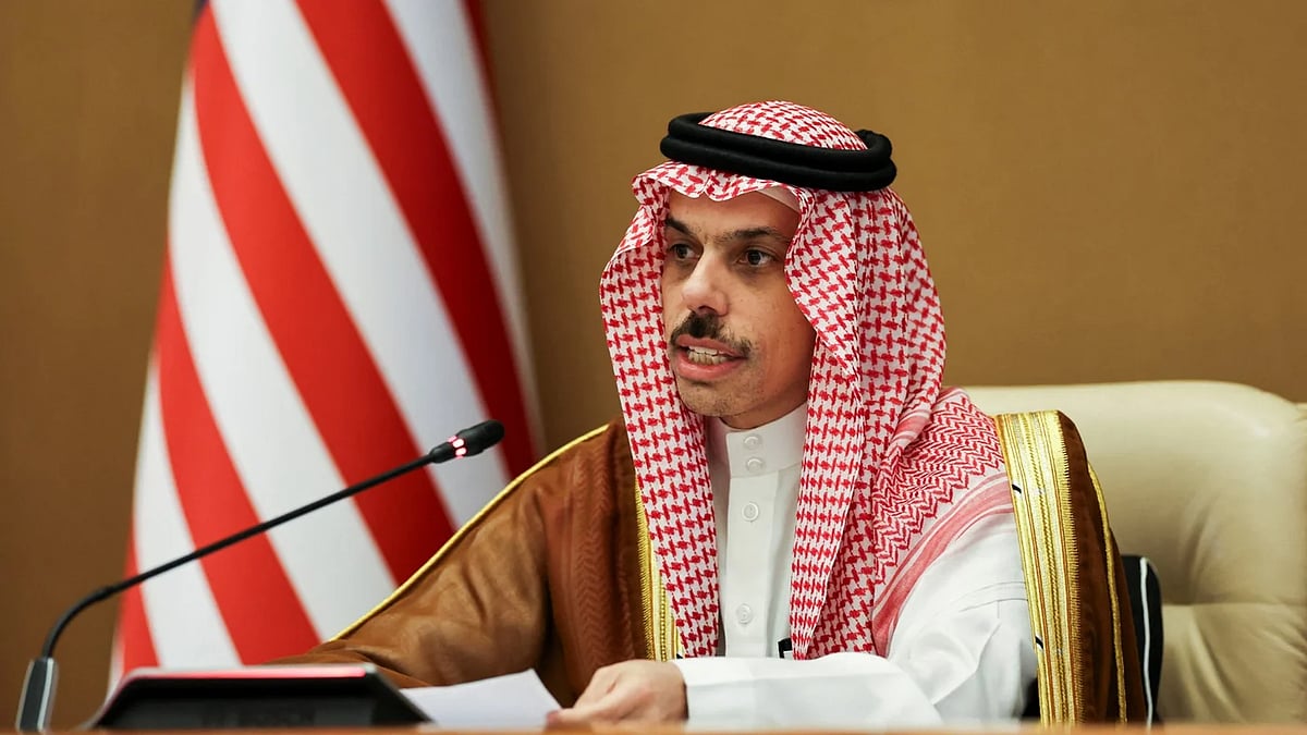 সৌদি আরবের পররাষ্ট্রমন্ত্রী ফয়সাল বিন ফারহান। সৌদি আরবের রিয়াদে এক সংবাদ সম্মেলনে, ১৪ মে ২০২৫