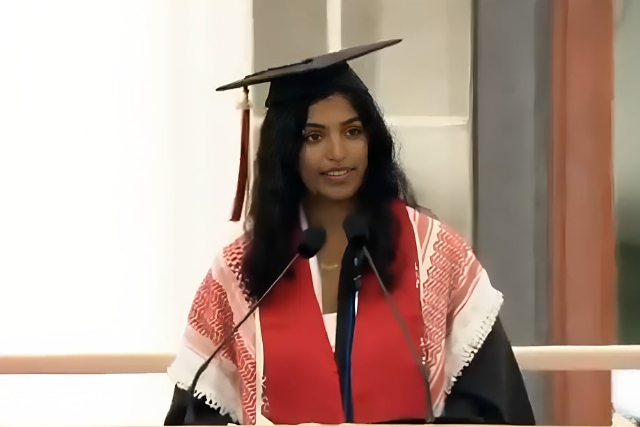 এমআইটির এক অনুষ্ঠানে বক্তৃতা করছেন মেঘা ভেমুরি। ২৯ মে, এমআইটি