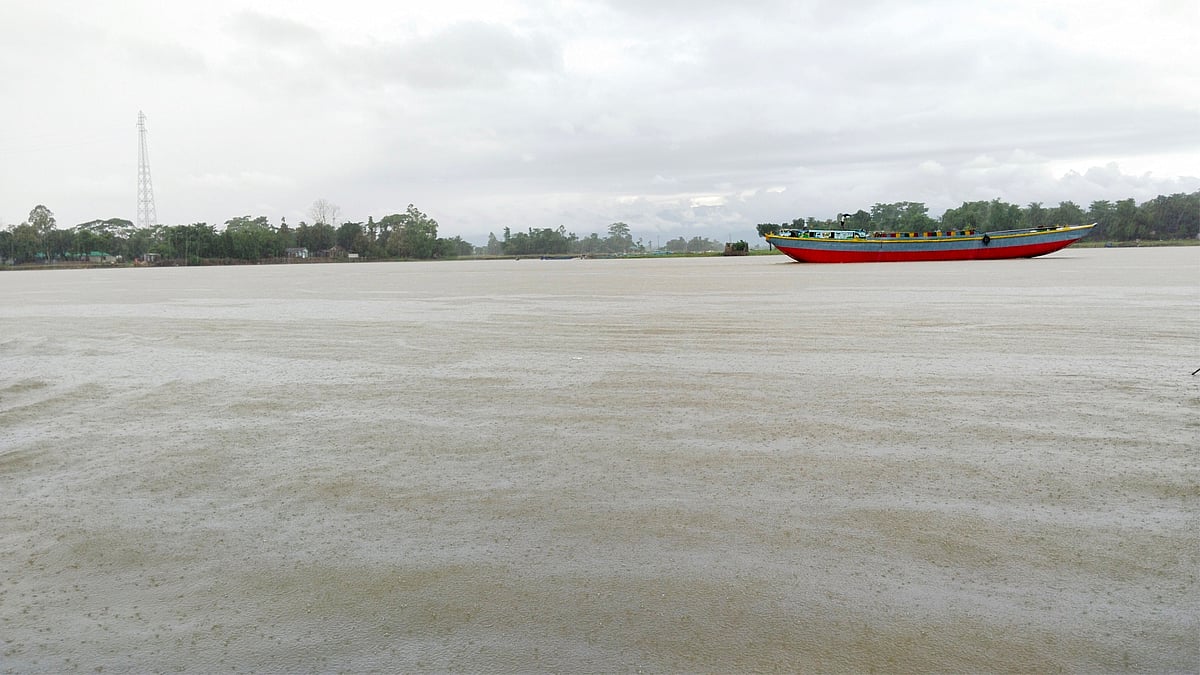 সুনামগঞ্জে টানা ভারী বৃষ্টিপাত ও উজানের ঢলে নদী ও হাওরে পানি বাড়ছে। শনিবার দুপুরে পৌর শহরের কাছে সুরমা নদীর সাহেববাড়ী ঘাট থেকে তোলা