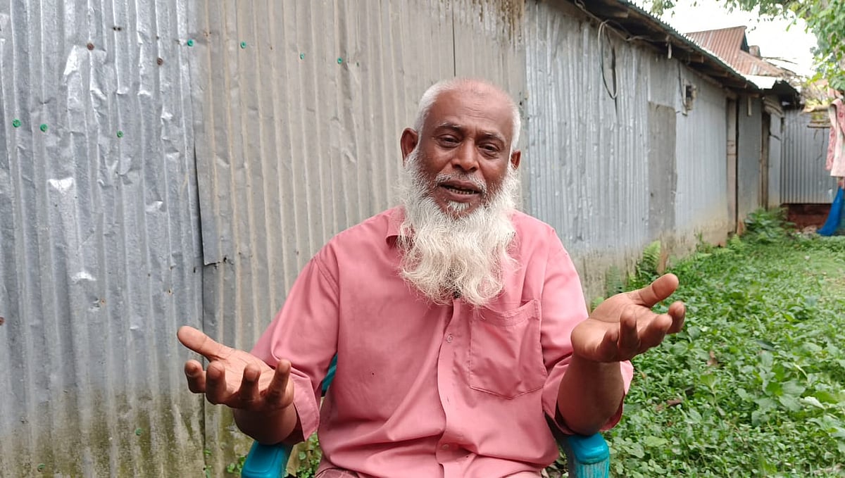 ময়মনসিংহের ফুলবাড়িয়ার মো. সেলিম জীবিত থাকলেও বৈষম্যবিরোধী আন্দোলনে গুলিতে নিহত দেখিয়ে তার বড় ভাই আদালতে মামলা করেছেন। জীবিত থেকেও মৃত এ কথা ভেবে কাঁদেন সেলিম৷ শনিবার সকালে