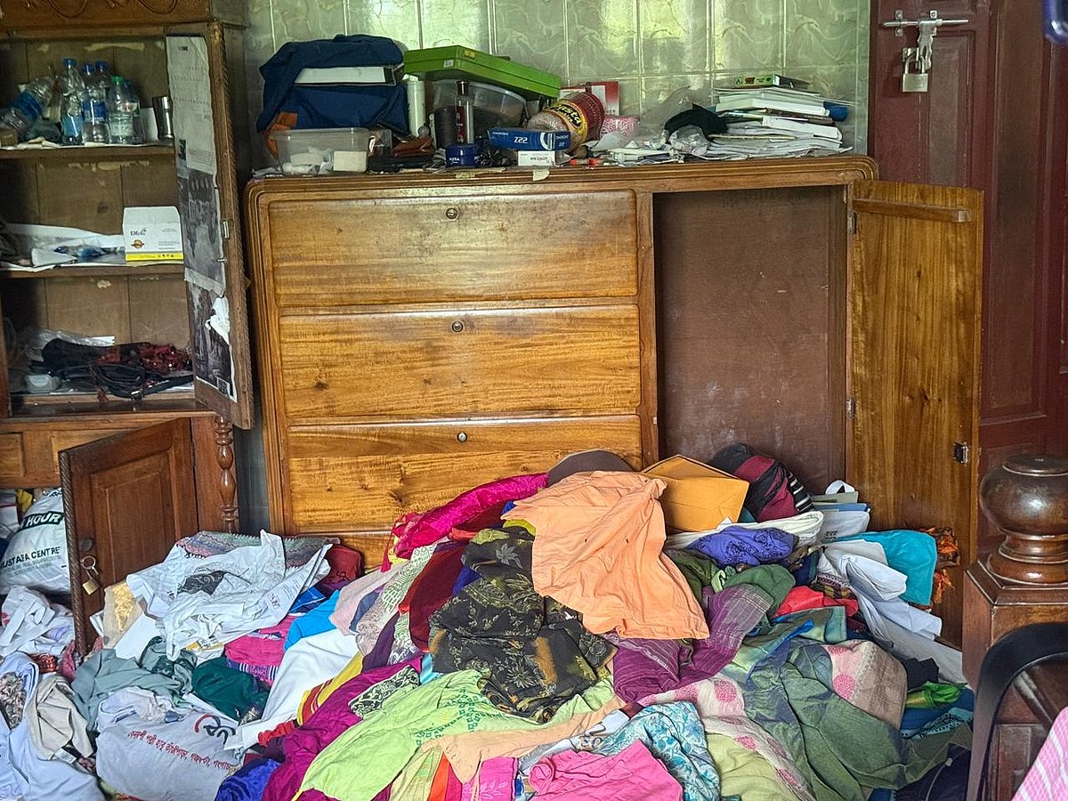 ডাকাত দল ঘরের মালপত্র তছনছ করেছে। গতকাল শুক্রবার রাতে গাজীপুরের কালিয়াকৈর উপজেলার মধ্যপাড়া ইউনিয়নের ঠেঙ্গারবান্দ এলাকার একটি বাড়িতে ডাকাতেরা হানা দেয়